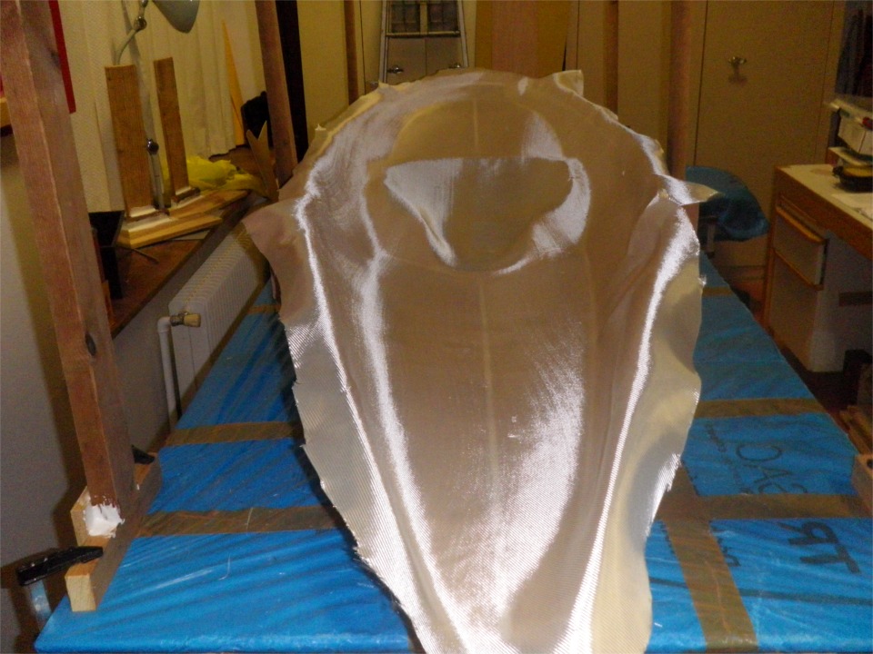 Apr&egrave;s le collage des panneaux, le pont a &eacute;t&eacute; s&eacute;par&eacute; de la coque et une stratification int&eacute;grale du dessous du pont vient le renforcer. 