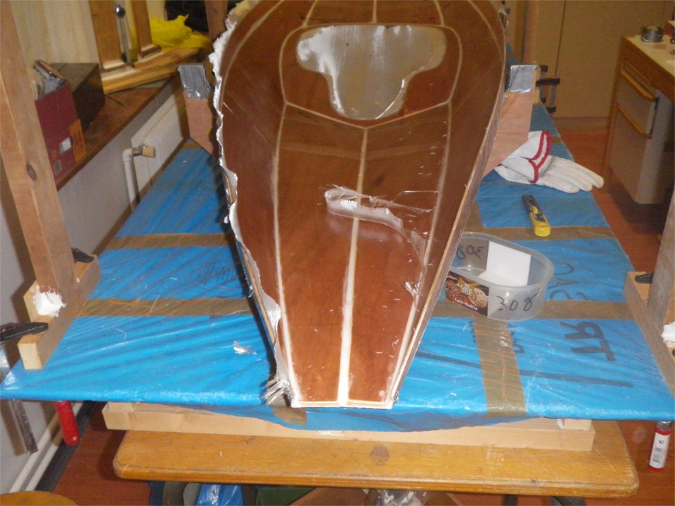 Le tissu de verre a &eacute;t&eacute; satur&eacute; de r&eacute;sine &eacute;poxy et est ainsi devenu transparent, r&eacute;v&eacute;lant les joints d'assemblage des panneaux de pont. 