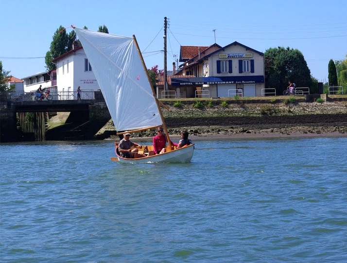 Et voici le Skerry de Jean sous voile, photo empruntée à Philippe Raffin : vous pouvez voir toutes les images de Philippe ici, et une autre série faite par Zappo.III, en attendant les photos "officielles" sur le blog des Escumayres. Un grand merci à tous pour ce beau bol d'air ! 