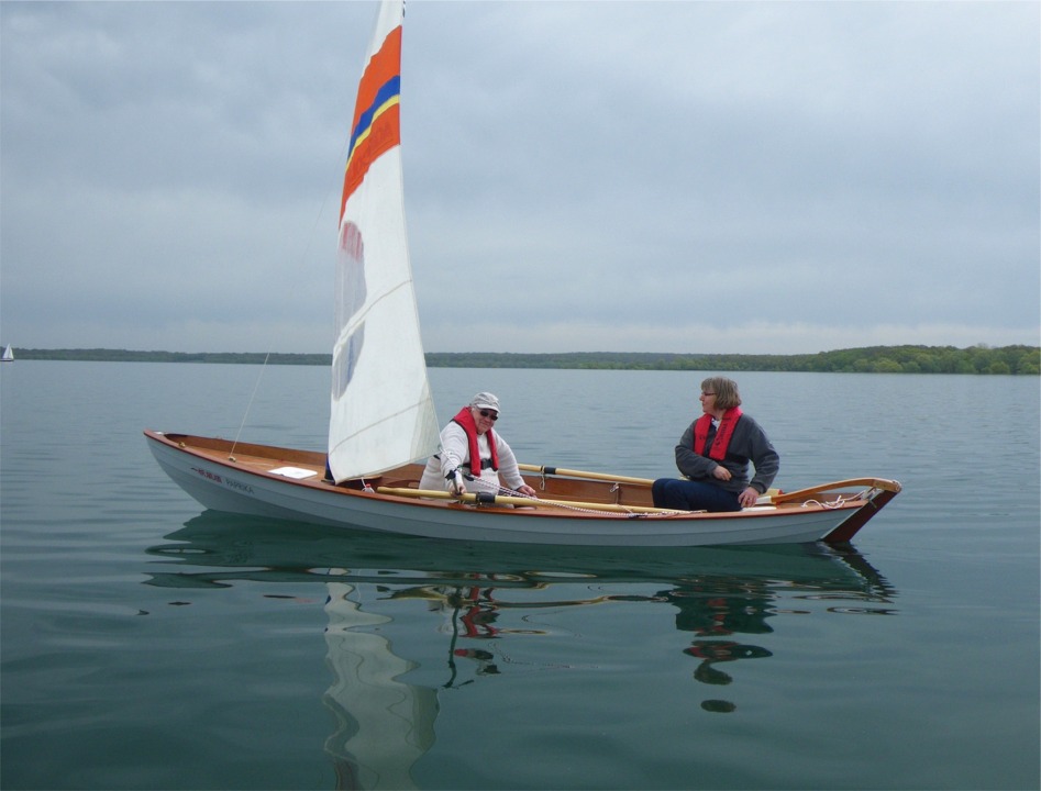 Le Doris 17 "Paprika" avec son gréement recyclé de planche à voile. 