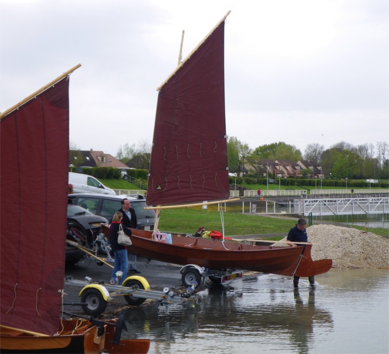 Préparation de la première mise à l'eau de "Gandalf". La voile au tiers rouge au premier plan est celle du PassageMaker "Joli Jeanlin", qu'Alain est en train d'envoyer. 