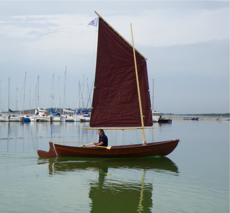 "Gandalf" flotte ! Son ballast est encore vide et il flotte bien haut sur l'eau. Un grand merci à Pierre pour ces belles images de mon bateau tout nouveau ! 