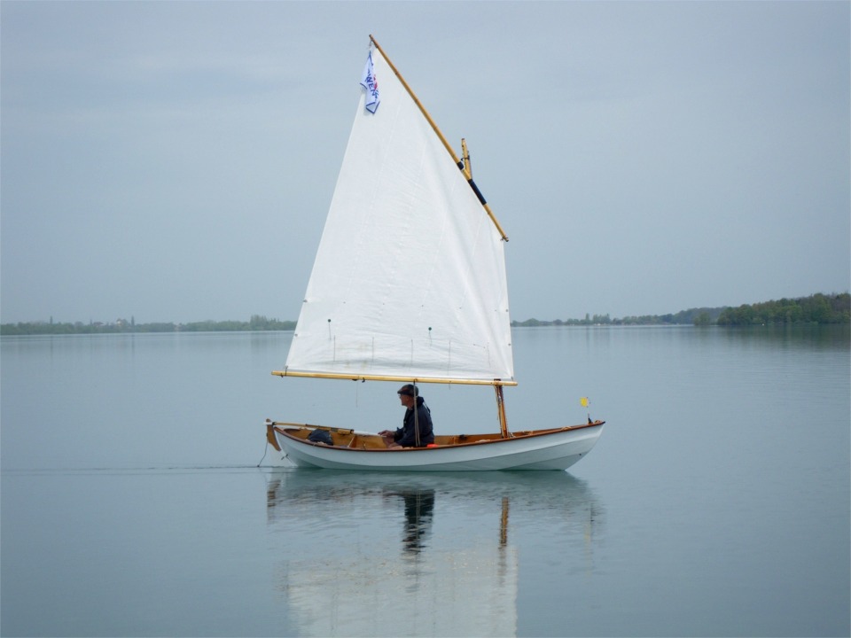 Le Skerry "La Marie Pupuce" glisse sur l'eau sans laisser le moindre sillage... 