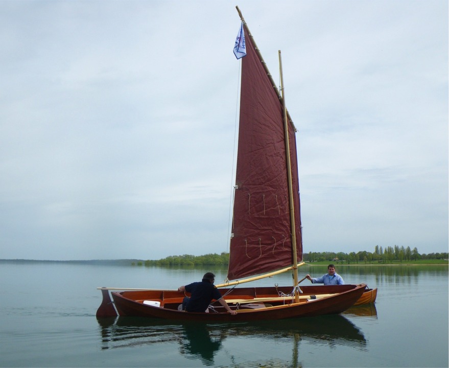 L'infime courant d'air suffit à peine à déhaler "Gandalf", dont j'ai maintenant rempli le ballast : il suffit d'ouvrir les deux nables et de laisser l'eau inonder les deux réservoirs.