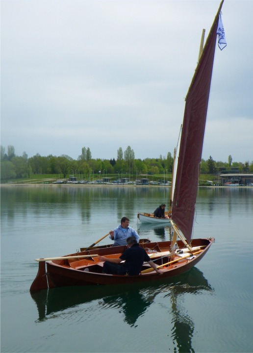 L'infime courant d'air suffit à peine à déhaler "Gandalf", dont j'ai maintenant rempli le ballast : il suffit d'ouvrir les deux nables et de laisser l'eau inonder les deux réservoirs.