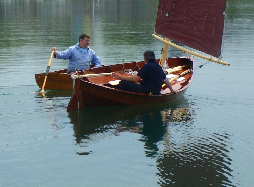 Je n'ai pas encore réglé le rangement des avirons, qui sont un peu en vrac dans le bateau pour le moment. Je pense les tenir entre l'étrave et le puits de dérive, de part et d'autre du mât grâce à des tendeurs. Le seul endroit où ils resteront gênants sera le cockpit avant qu'ils traverseront. 