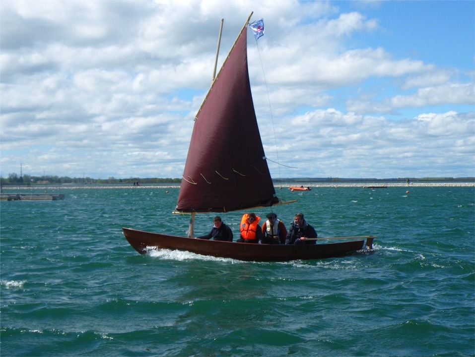 Quatre à bord et ballast plein, "Gandalf" est un peu bas sur l'eau, mais avec son poids, rien ne l'arrête ! Notez la hauteur du sillage : on n'est pas bien loin de la vitesse critique de cette carène, qui ne peut cependant pas déjeauger pour planer, car elle est trop fine. 