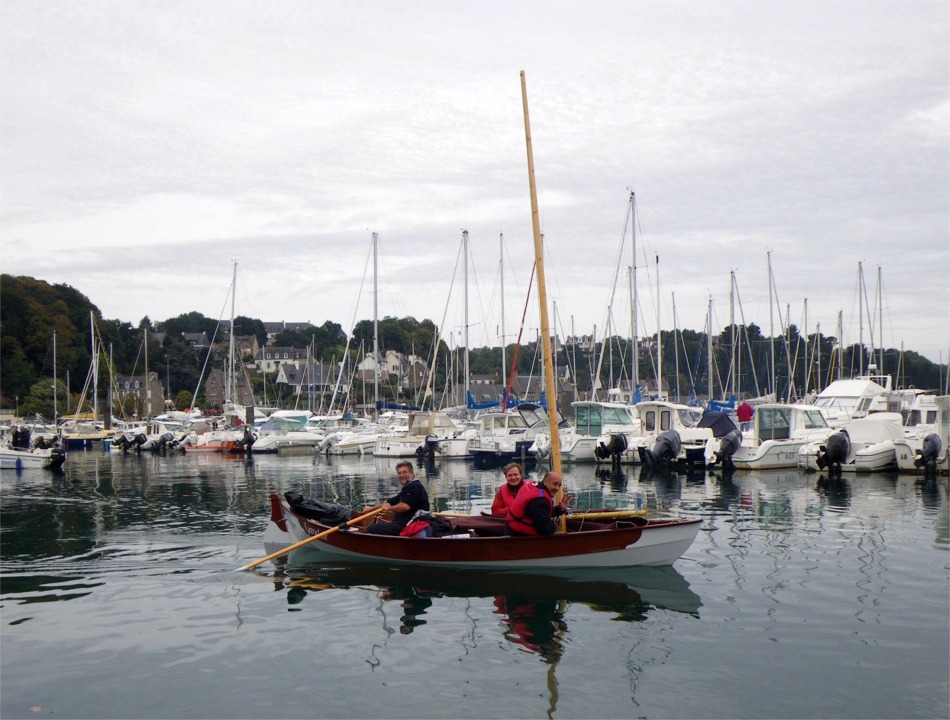 C'est parti ! Comme souvent, il n'y a pas un souffle d'air si haut sur le Trieux, et nous partons à l'aviron. Laurent et Hubert m'accompagnent sur Gandalf. 