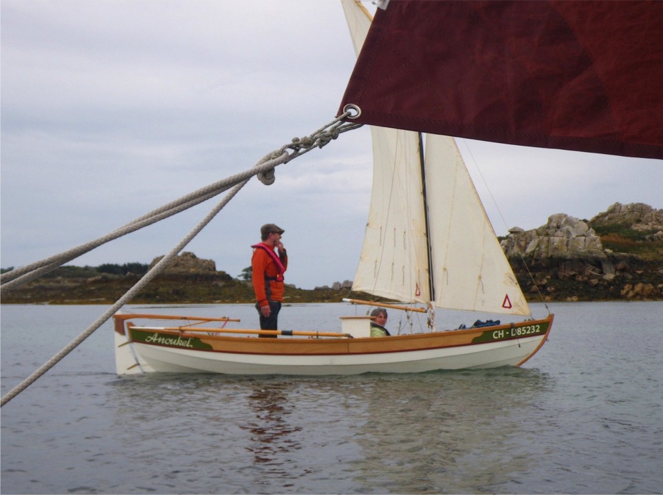 Ludo barre debout comme tous les autres skippers afin d'avoir le meilleur angle de vue car nous longeons la laisse de basse mer dans quelques centimètres d'eau, comme on le voit sur la vidéo réalisée par Gérard. 