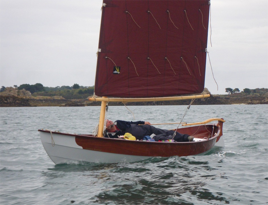 Nous avons retrouvé de l'eau libre dans le chenal du Trieux et je peux regarder ma voile au lieu de garder les yeux rivés sur le fond. Les grandes banquettes latérales de Gandalf permettent de varier les positions...