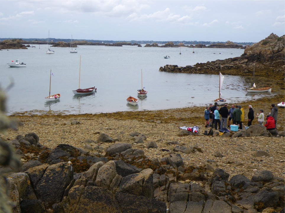 Pique-nique sur la gr&egrave;ve avant d'aller mouiller les bateaux. 