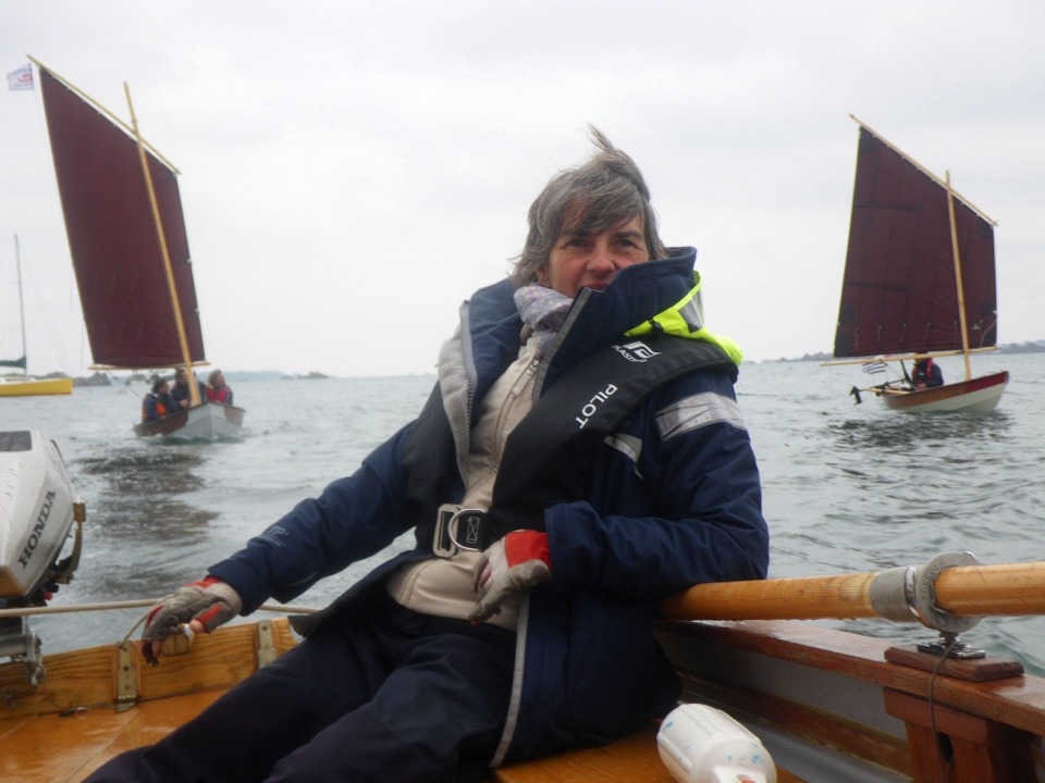 Katia barre Thema, devant Gandalf et Skerry 33. Nous venons tous de larguer nos ris à l'entrée du Trieux, car le vent continue à mollir. 