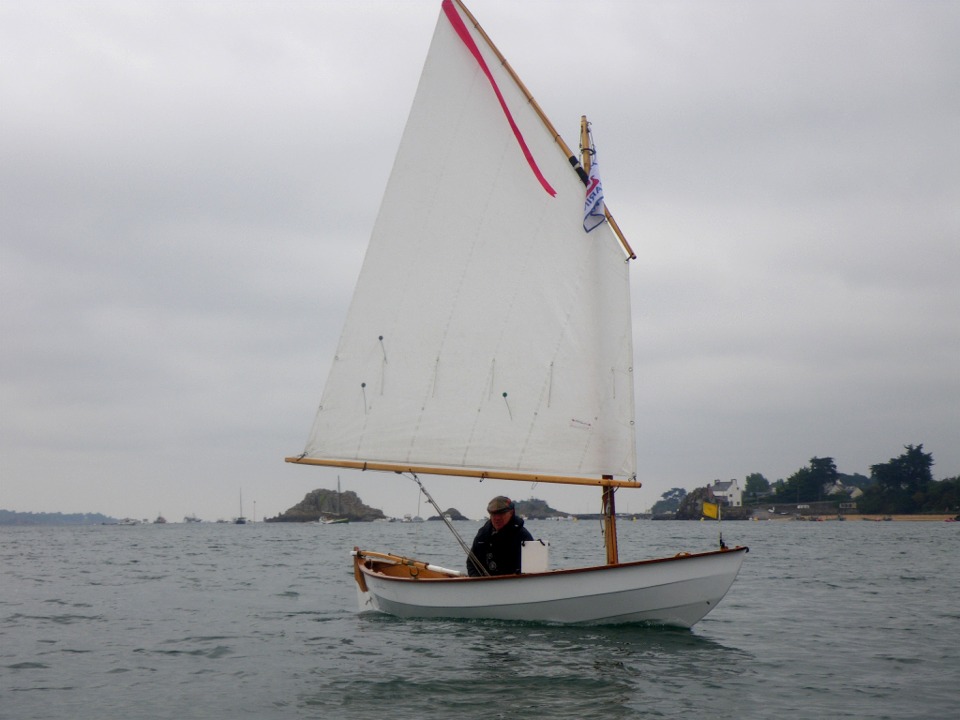 La Marie Pupuce devant Loguivy. On aperçoit Reder Noz avec Keleren en remorque à l'arrière-plan. 