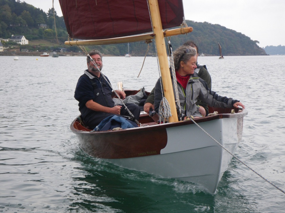 Nous voila donc en remorque de Thema. Nous avons profité de nos loisirs pour vider les deux réservoirs de ballast : 132 litres à l'écope. On voit que Gandalf s'est bien allégé. 