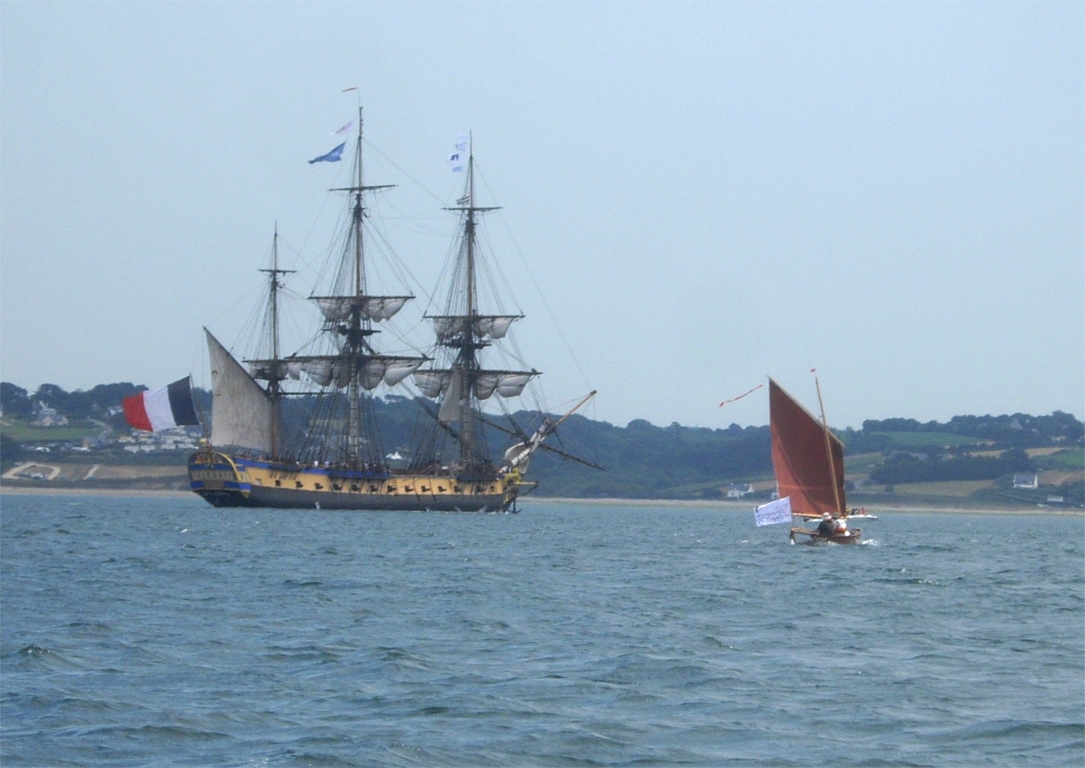 Eh non, ce n'est pas terminé ! J'ajoute six photos envoyées par Jérôme et Sylive (du Skerry "Méaban"). Ici, Gandalf fait route parallèlement à l'Hermione, qui se prépare à mouiller devant le port du Rosmeur. 