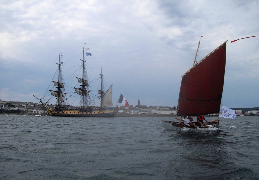 L'Hermione a mouillé et nous nous approchons pour la voir de plus près (et allons bientôt nous prendre les coups de canon de son salut à bout portant. Heureusement que les canons sont chargés à blanc... 