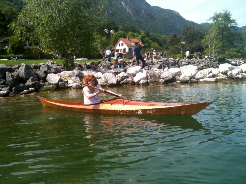 Pierre m'envoie cette image des essais sur le lac du Bourget du premeir des deux Shearwater qu'il construit. Superbe, merci Pierre ! 