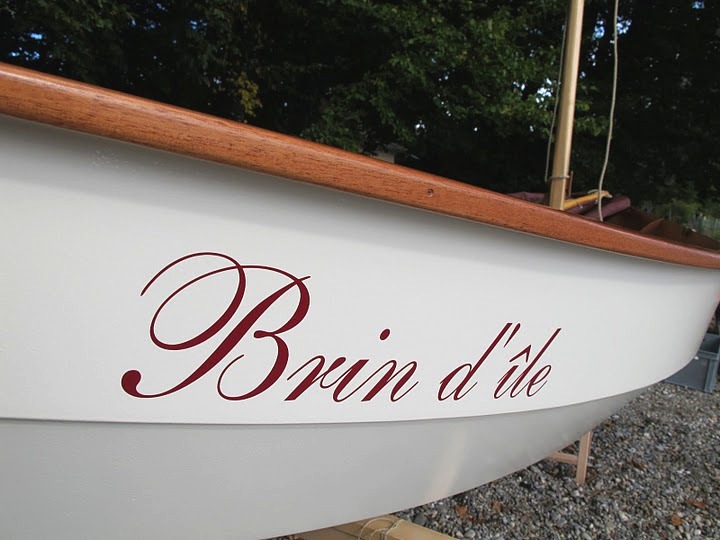 Les neuf images suivantes nous arrivent de Confédération Helvétique. Il s'agit du baptême officiel du Skerry "Brin d'ïle", construit par Jacques sur le bord du lac de Neuchatel. La cérémonie a eu lieu le 26 septembre dernier. 