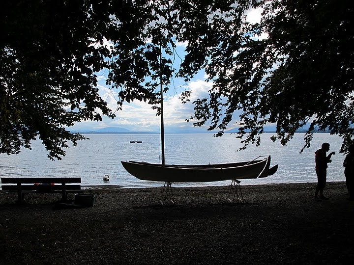 Le Skerry de Jacques attendant son lancement en ombre chinoise. 