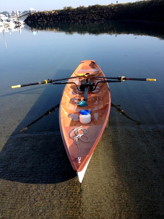 Le Wherry Tandem sur un miroir, à la cale de mise à l'eau du port du Moulin Blanc à Brest : instant magique... (et voyez comme le vernis de Jean est brillant !) 