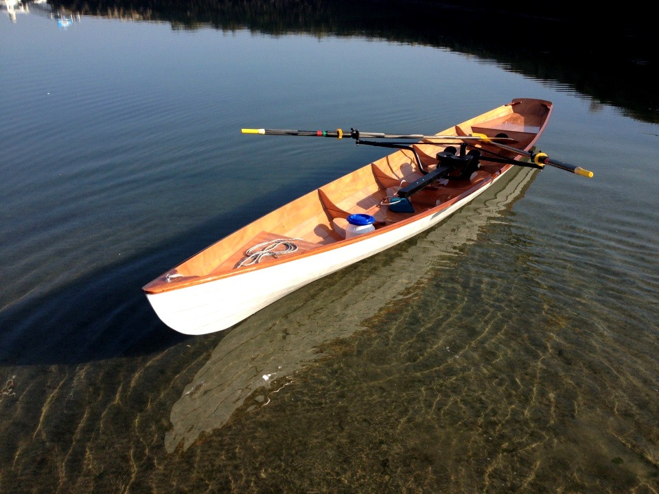 Le portant à coulisse Piantedosi peut se monter sur trois positions dans le Wherry Tandem : en position centrale comme sur la photo, en position avant ou en position arrière. Dans les deux derniers cas, on peut en monter un second afin de ramer en double. 