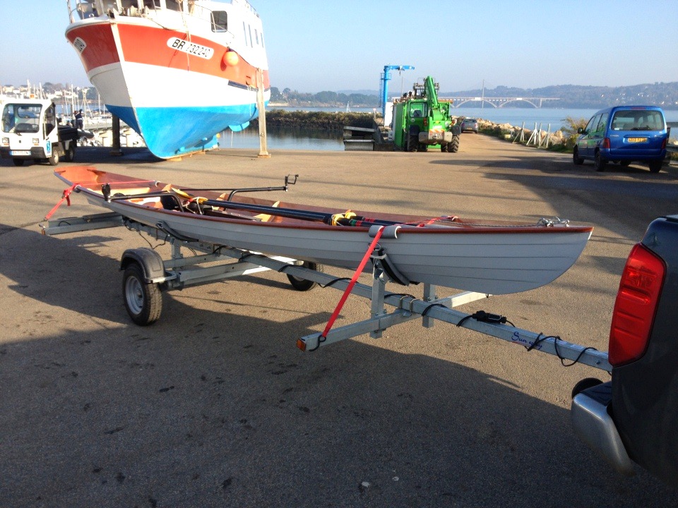 Le Wherry Tandem fait 6.05 m de long, ce qui nécessite une longue remorque, qui ne sera pas surchargée : 41 kg de coque, 9 kg de portant à coulisse, 2.8 kg d'avirons, et encore quelques centaines de grammes pour l'équipement de sécurité, le GPS et le petit bazar. 