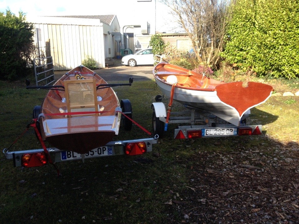 Jean m'envoie les cinq images suivantes de sa flottille : à gauche le Wherry d'Annapolis Tandem qu'il a construit avec moi fin août de cette année (voir les images de cette construction) et à droite la Yole de Chester qu'il vend d'occasion. On aperçoit le dossier du magnifique siège cané pour le passager dans le Wherry. 