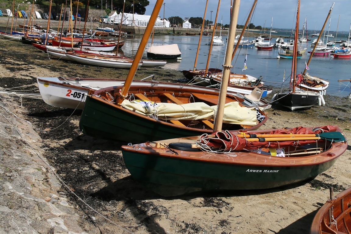 Le Skerry Raid &agrave; cot&eacute; d'un Jolie M&ocirc;me. On aper&ccedil;oit &agrave; l'arri&egrave;re-plan l'Ilur de Roger Barnes, caban&eacute; pour la nuit. 