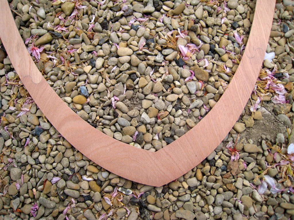 Et gros plan sur la pointe avant de l'ouverture du cockpit, avec un joint-puzzle de chaque bord. 