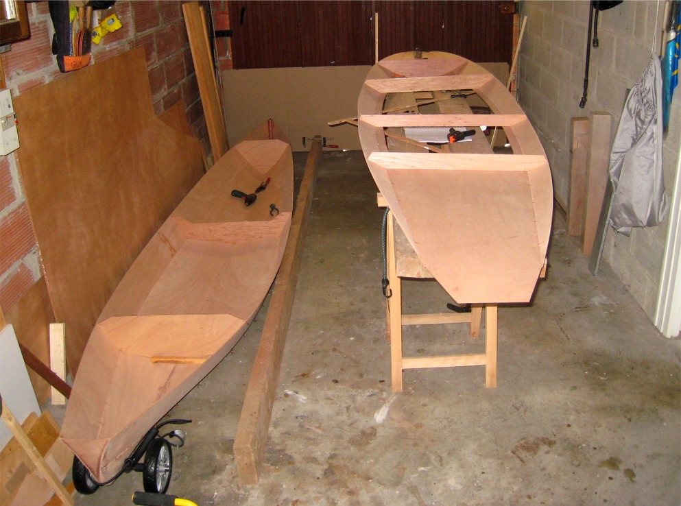 Voici &agrave; gauche la coque cousue et &agrave; droite le pont &eacute;galement cousu, avant collage. 