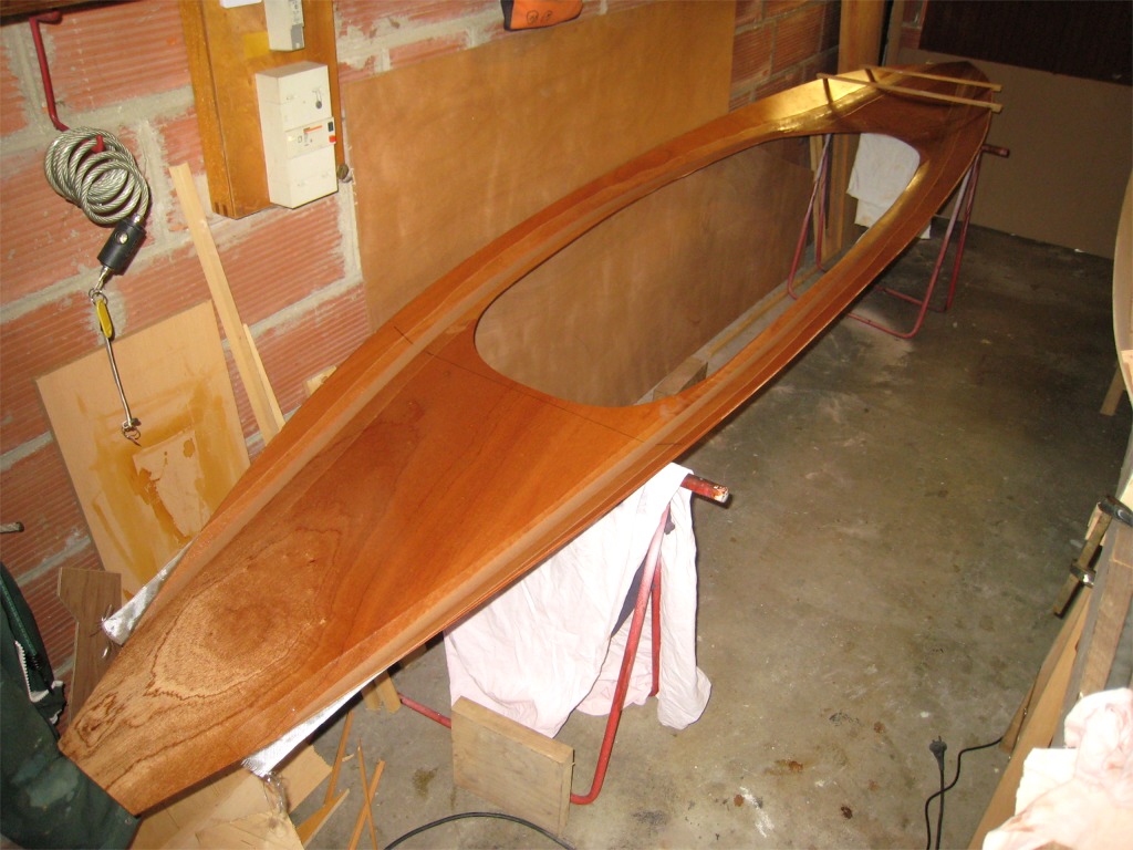 Vue de la face inf&eacute;rieure du pont. On voit clairement le joint d'&eacute;poxy charg&eacute;e recouvert d'une bande de fibre de verre entre le panneau central et les petits panneaux lat&eacute;raux. 