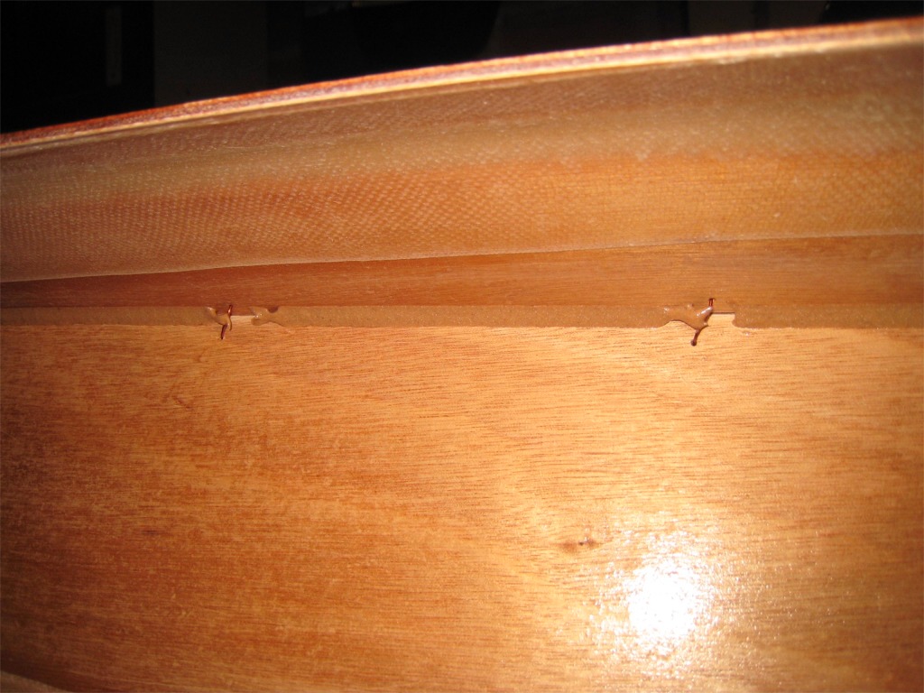 Le collage du pont a &eacute;t&eacute; fait "en pointill&eacute;s" entre les sutures, qui seront retir&eacute;es lorsque l'&eacute;poxy aura durci, puis un gros joint-cong&eacute; sera fait par-dessus le premier collage. 