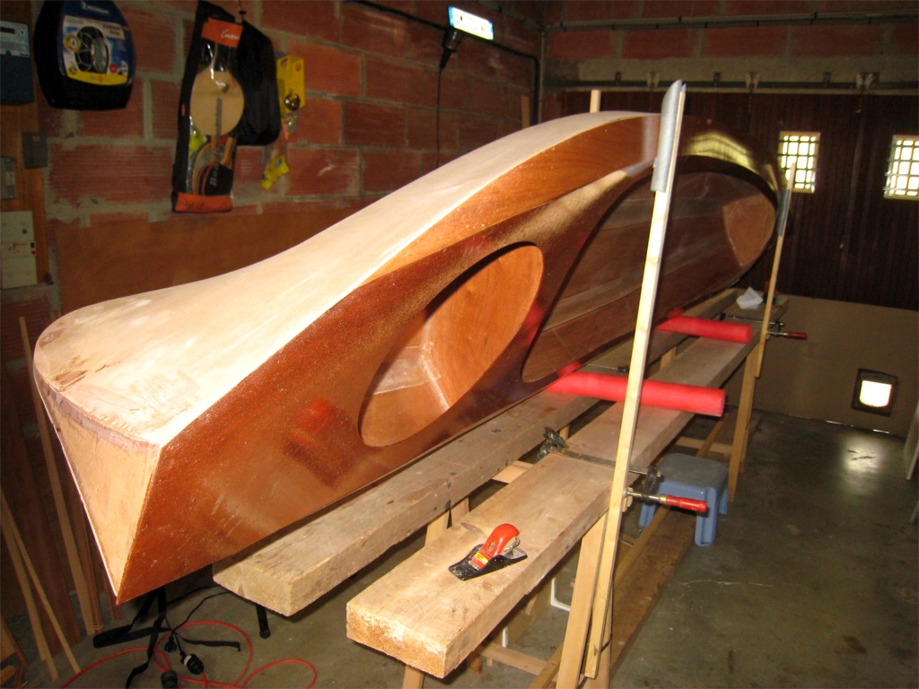 Franck a extrait les sutures et positionn&eacute; son Wood Duck Double sur la tranche afin de faire le joint-cong&eacute; de tribord, qui se trouve en bas. 