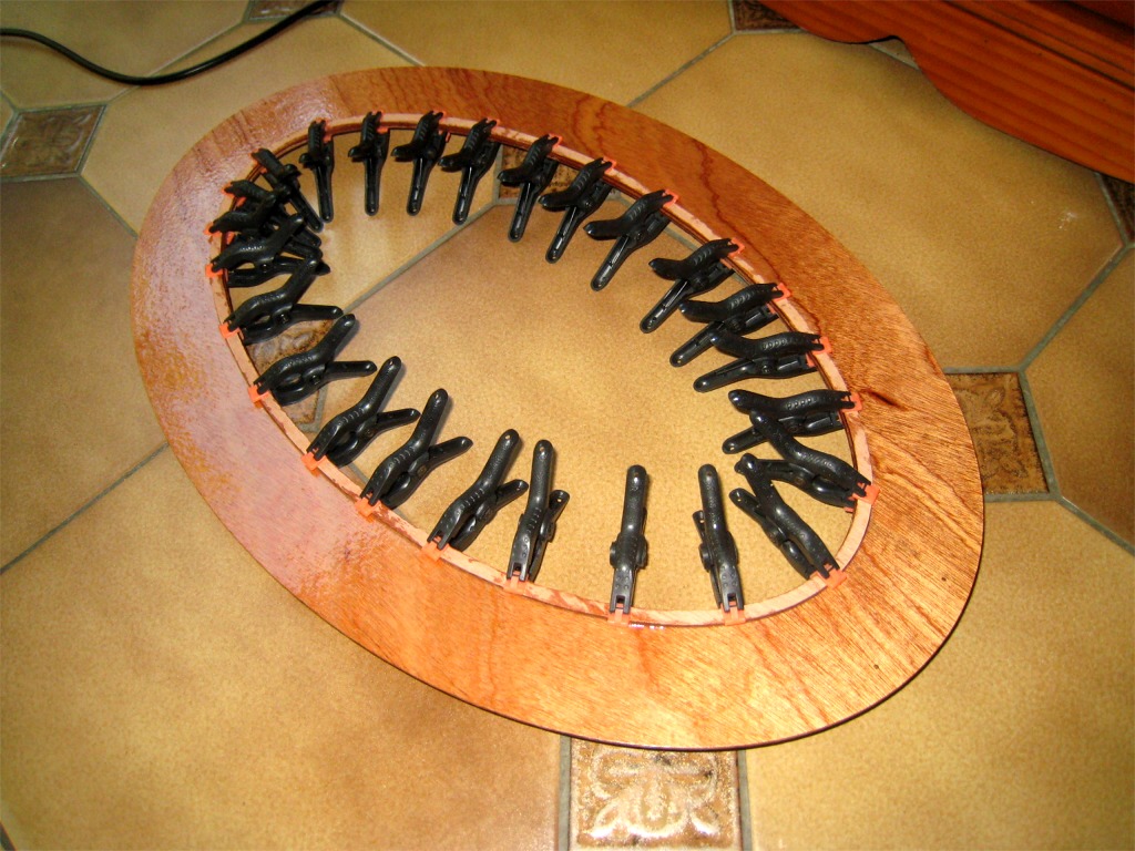 Franck colle s&eacute;par&eacute;ment le "rebord" sur le "seuil" de trappe. Cet ensemble sera ensuite coll&eacute; sous la "cale" de trappe. Je mets des guillements car je suis conscient que la synonymie de ces mots est assez forte, mais il faut bien diff&eacute;rencier ces trois &eacute;l&eacute;ments. 