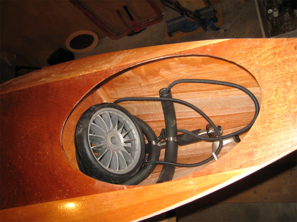 Et voici la trappe du petit compartiment &eacute;tanche de l'avant, dont Franck n'a pas encore fix&eacute; la structure. Franck v&eacute;rifie que son chariot de transport tient &agrave; l'int&eacute;rieur de ce compartiment, nettement plus petit que celui de l'arri&egrave;re. 