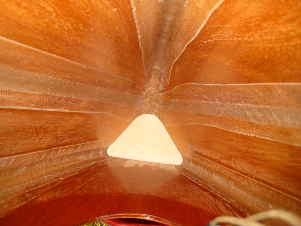 Gros plan sur la surface du massif, qui couvre grosso-modo la surface du tableau arri&egrave;re. Les bandes de fibre de verre renfor&ccedil;ant les joints entre les panneaux sont clairement visibles. 