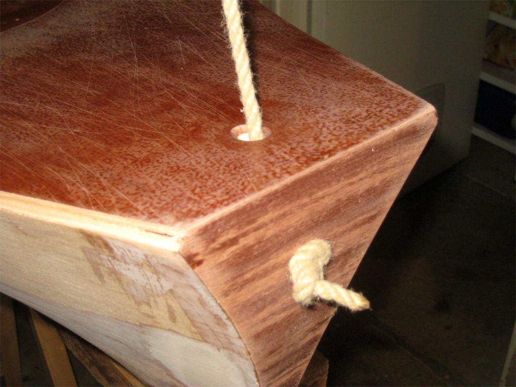 Le trou de la poupe est perc&eacute; verticlamenent. Ce n'est pas facile &agrave; voir sur l'image, mais Franck a aussi fait une engoujure sur l'angle du livet, afin d'y ins&eacute;rer un liston pour couvrir la jonction entre le pont et la coque. 