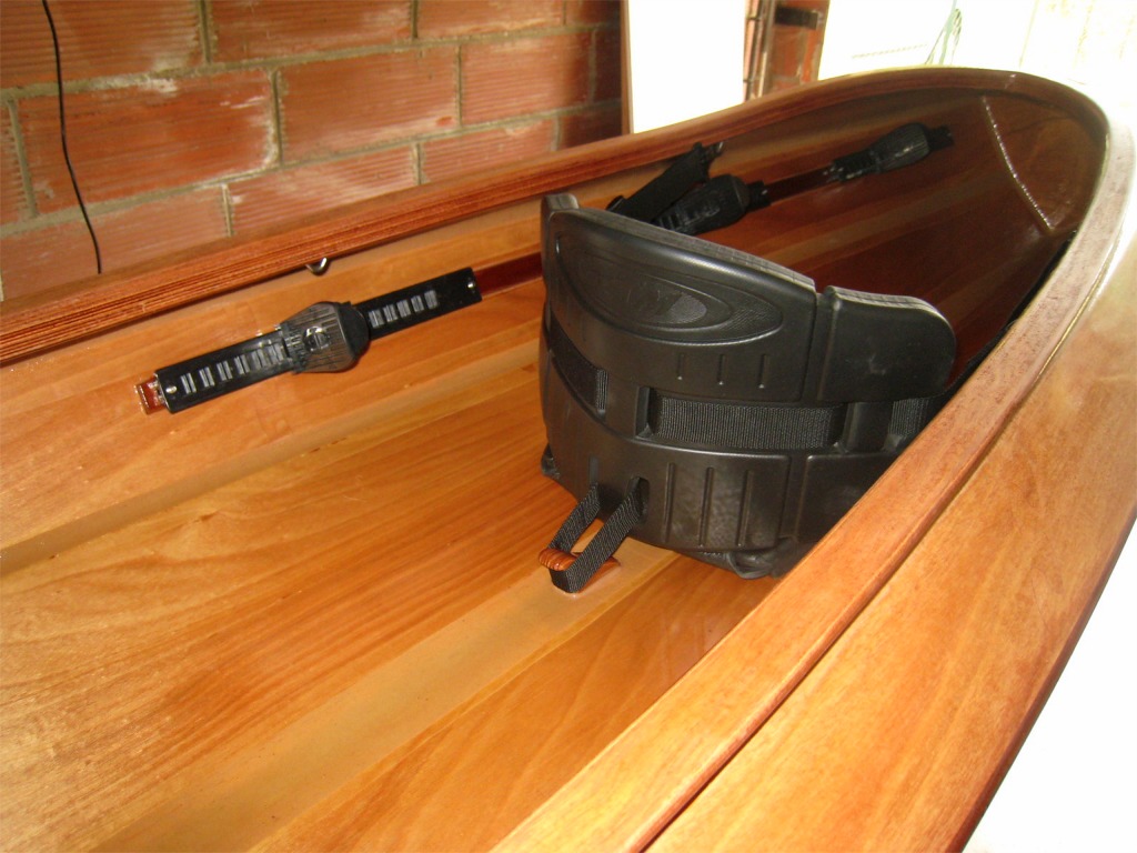 Et voila les cale-pieds b&acirc;bord en place, ainsi que le dosseret, qui n'est pas celui fourni avec le kit : Franck les a remplac&eacute;s, de m&ecirc;me que les si&egrave;ges.