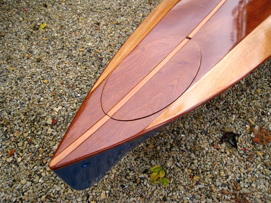 Vue du pont &agrave; la proue. L'interruption de la baguette m&eacute;diane correspond &agrave; l'encoche d'ouverture de la trappe avant. 