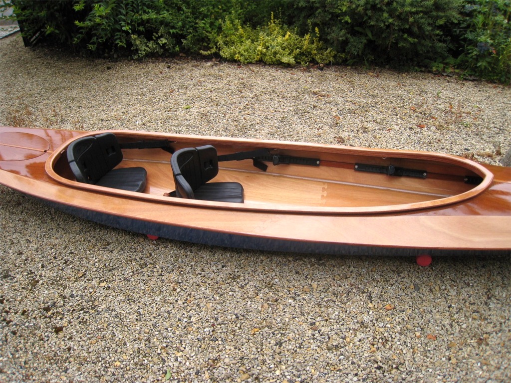 En configuration "mono", le si&egrave;ge et le dossert avant sont recul&eacute;s en position centrale. On peut laisser le si&egrave;ge et le dossert arri&egrave;re en place comme ici... 