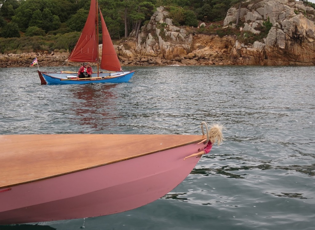 Jolie photo par Emmanuel : Enfin! devant les roches du sud de Bréhat, avec la proue de L'Explorameur et Miss Barbie au premier plan. 