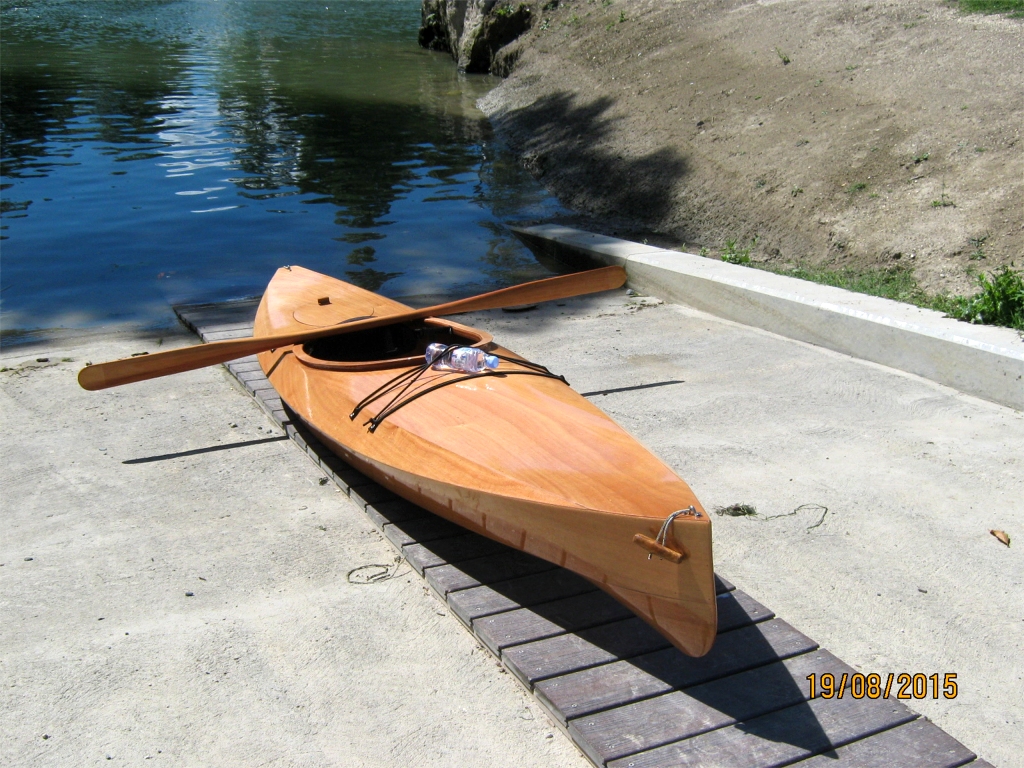 Le commentaire de Jean-Claude : "facile &agrave; construire, encore plus &agrave; transporter et mettre &agrave; l'eau." Le r&eacute;sultat est impeccable, et le vernis me fait p&acirc;lir d'envie ! 