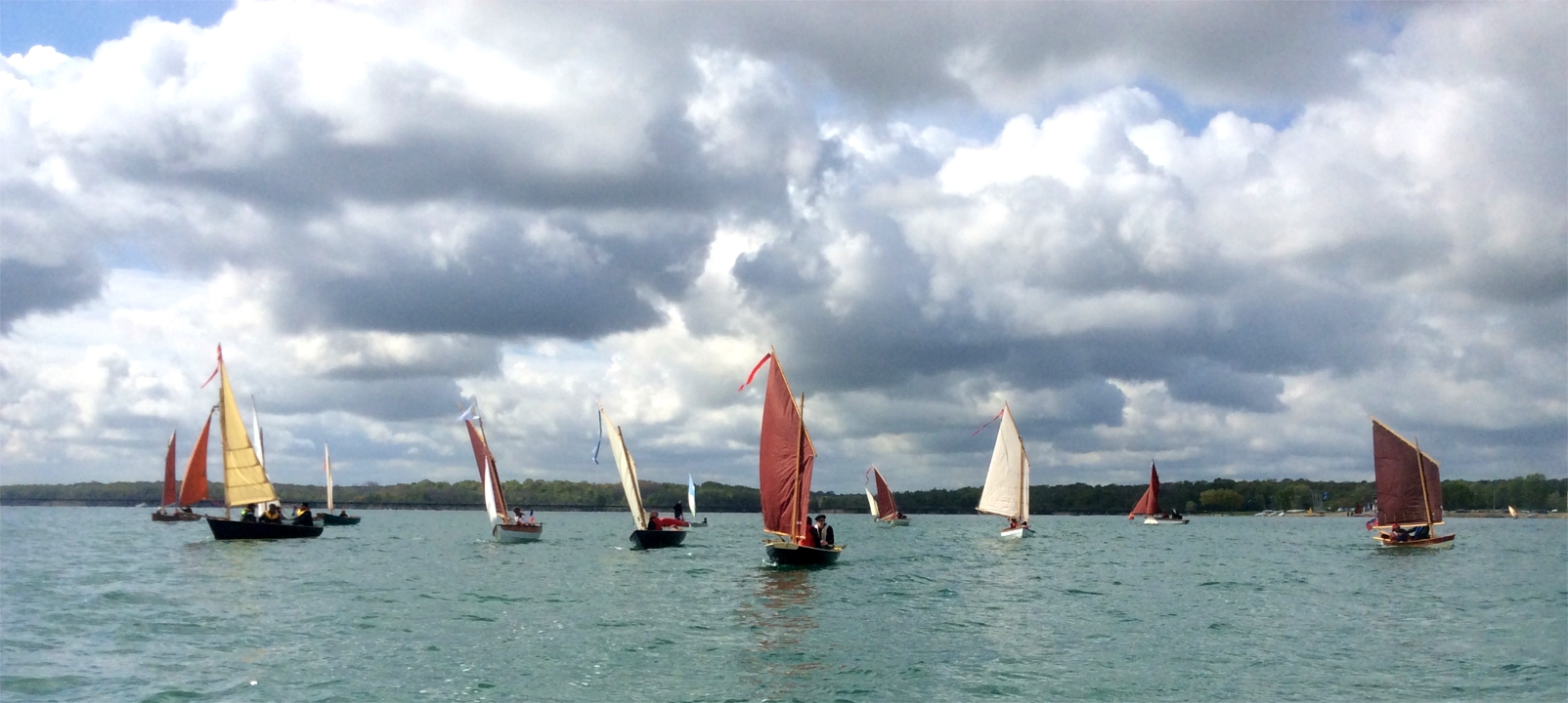 De gauche à droite, "Mounouf" au second plan, "An Treizh" masquant le Seil, "Queen Minnie", "Méaban", "Aldies II", "Cotentin", le Skerry "L'Odet" devant une misaine blanche que je n'identifie pas, le Skerry "La Marie Pupuce", le Pirmil "Thema" et le Skerry "Pirate du Rhône". 