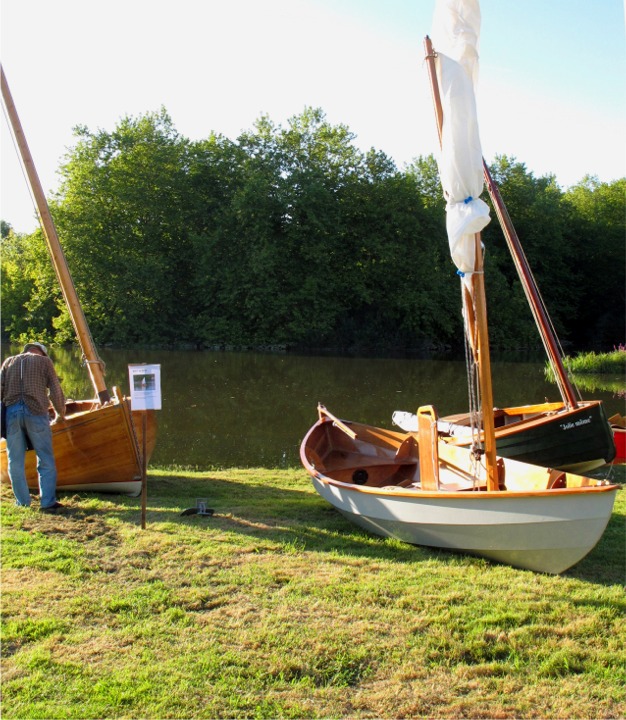 Jean nous envoie les photos suivantes de la randonn&eacute;e voile-aviron "Adour 2010" organis&eacute;e par l'association Les Escumayres-Talasta. Voici le Skerry de Jean attendant sa mise &agrave; l'eau en excellente compagnie. Jeau invite chaudement tous les autres Skerry &agrave; mettre "Adour 2011" sur leur agenda... 
