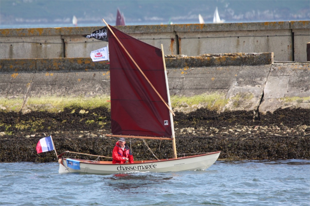 Cette image prise pendant un virement de bord met en valeur un pli marqué de la voile, parallèle à la livarde est causé par la tension sur la livarde : lorsque la voile est bordée, le mât cintre sous l'effet du vent et "efface" le pli. Il faut donc toujours souquer le palan de livarde en fonction de la force du vent afin d'éviter les plis entre le point d'écoute et la tête de mât qui témoigneraient d'une voile peu efficace. 