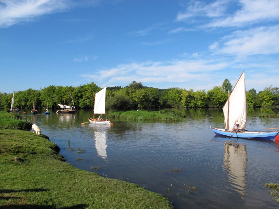 La randonn&eacute;e se d&eacute;roule sur plusieurs jours et m&eacute;lange avec bonheur des parcours &agrave; l'aviron et d'autres sous voile au coeur du Pays Basque. Jean nous &eacute;crit : "Adour 2010 a &eacute;t&eacute; un beau succ&egrave;s (lieux,d&eacute;couverte du milieu fluvial,convivialit&eacute; etc...) plus une m&eacute;t&eacute;o parfaite avec un vent quotidien et m&ecirc;me une journ&eacute;e muscl&eacute;e (F5.)"