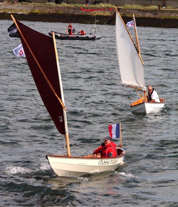 Le Skerry "Chasse-Marée" fut construit chez Arwen Marine et offert comme grand prix du concours du trentième anniversaire de la revue et fut gagné par Didier. Brestois, Didier navigue sans relâche avec son nouveau bateau qu'il adore, m'a-t-il dit (à mon grand plaisir !) Il est ici suivi par le Skerry "La Marie Pupuce" de Gérard. 