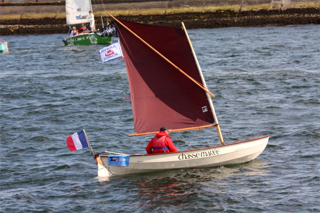 Le Skerry "Chasse-Marée" fut construit chez Arwen Marine et offert comme grand prix du concours du trentième anniversaire de la revue et fut gagné par Didier. Brestois, Didier navigue sans relâche avec son nouveau bateau qu'il adore, m'a-t-il dit (à mon grand plaisir !) Il est ici suivi par le Skerry "La Marie Pupuce" de Gérard. 