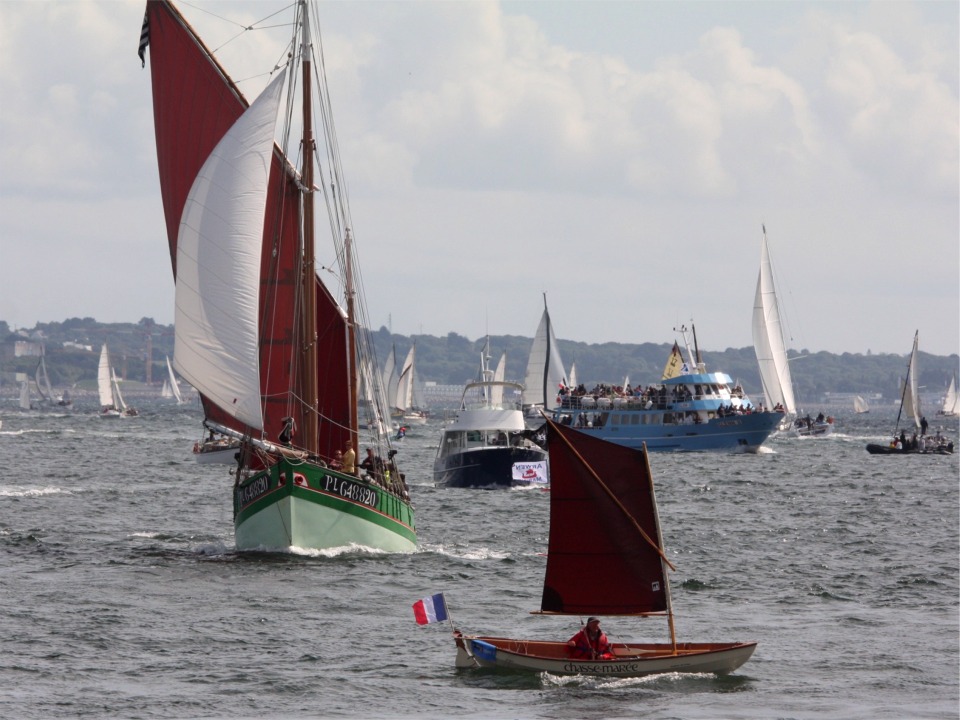 Didier croise la route du Sant C'hireg (Saint Guirec), réplique d'un langoustier Camarétois des années 1920 dont la particularité est qu'il fut construit en polyester (en 1986 par le Chantier Gendron de Noirmoutier).