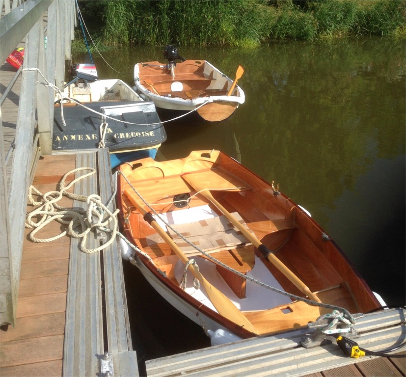Voici un autre PassageMaker Dinghy, au second plan sur cette image de Patrick qui montre deux bateaux Arwen Marine sur la m&ecirc;me image : c'est la Prame d'Eastport de Claude au premier plan et donc le PassageMaker Dinghy d&eacute;montable de Patrick derri&egrave;re. 